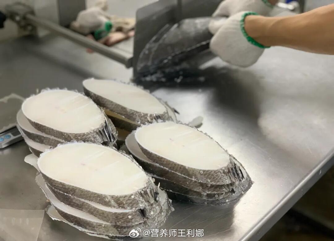#多平台下架儿童装银鳕鱼##健闻登顶计划# 
首先这个银鳕鱼根本就不是真正的“鳕鱼“，银鳕鱼真名叫南极犬牙鱼（属鲈鱼科），是大型深海掠食性鱼类，甲基汞在食物链中逐级富集，体内汞含量远高于小型鱼类。
其次，普通水产品不具备儿童食品的专属国标资质，商家标注"儿童装"并宣传"高DHA、适合宝宝"，涉 ​