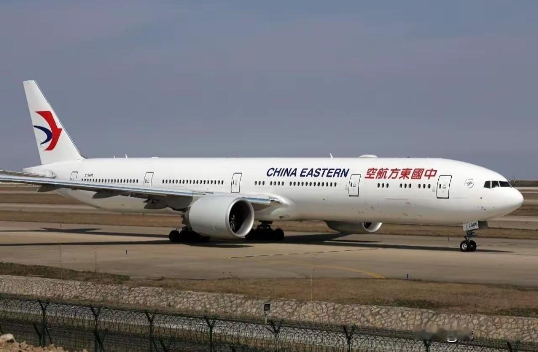 东航空姐下跪事件，欧某某的行为对航空安全会有哪些潜在影响？
 
客舱属于密闭狭小空间，任何冲突都可能快速升级。他持续辱骂、逼迫乘务员，会直接干扰机组正常工作。乘务员要分心应对纠纷，无法专心观察客舱状态、落实安全预案，一旦遇到颠簸、突发险情，应急处置就会受拖累。
 
激烈对峙很容易带动其他乘客情绪。围