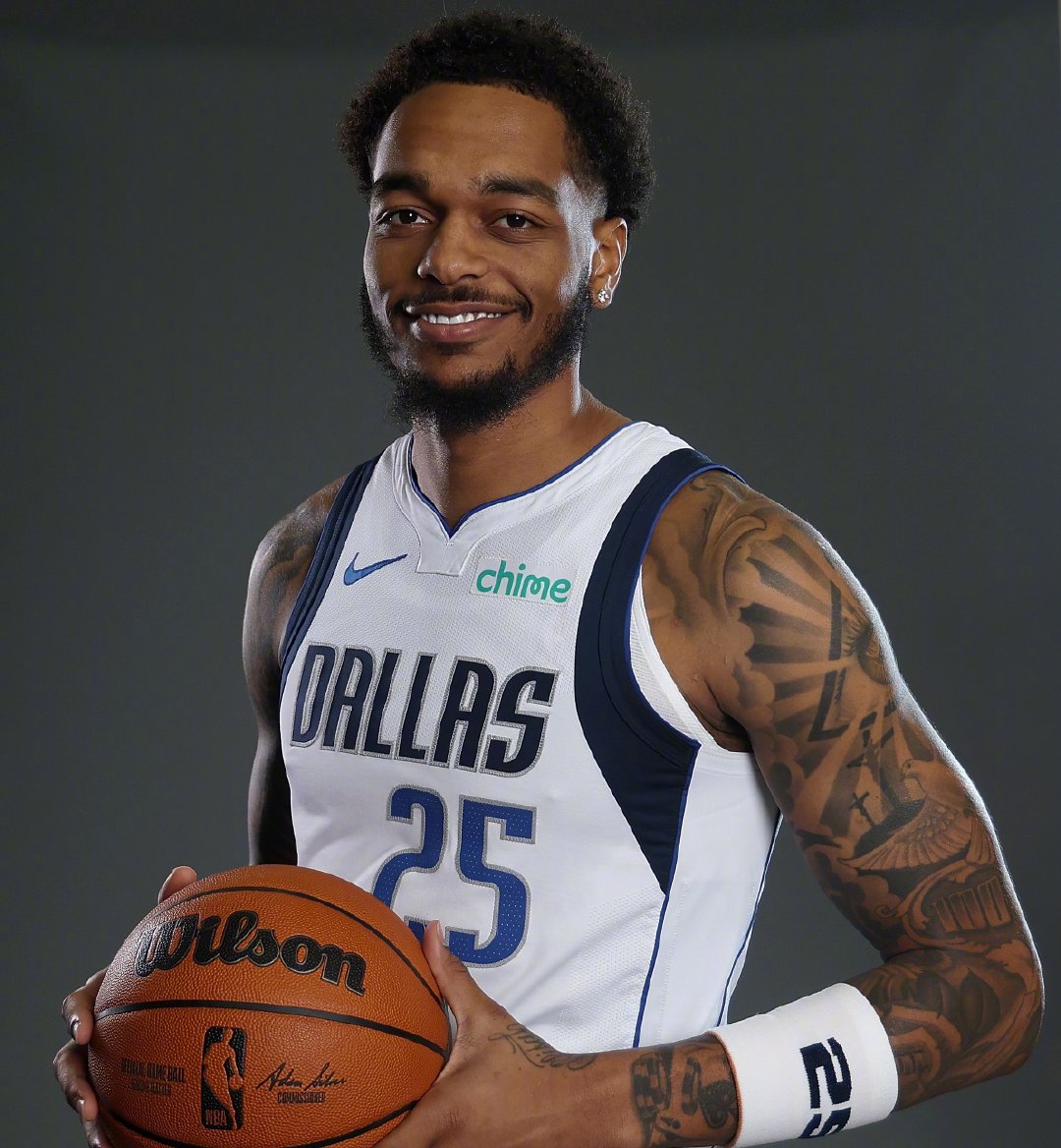 #NBA休赛期# 今天是马刺后卫瓦塞尔的26岁生日、爵士中锋努尔基奇的32岁生日、勇士后卫塞斯库里的36岁生日，同时也是独行侠前锋PJ华盛顿的28岁生日，让我们一起祝他们和所有今天过生日的球迷朋友们，生日快乐🎂🎂 #NBA[超话]# ​