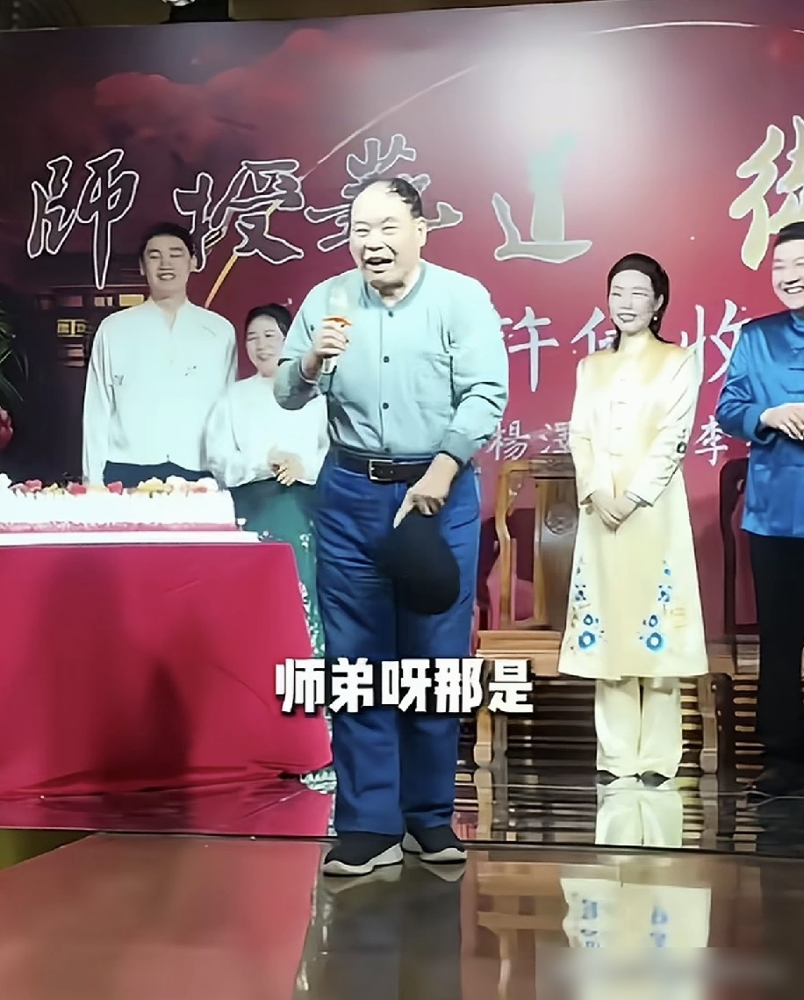 赵伟洲台上就一句：师弟啊，他弄这么大影响，我要把他逐出师门。台下坐着的一帮老先生全乐了。许健收徒，刘俊杰是师父，赵伟洲是刘俊杰亲师哥，苏文茂门下掌门大弟子。主持人请他发言，他上来就清门，下台还补一嗓子：超过师哥了啊，造反啊你。刘俊杰接得也快：我师父不在了，大师哥有权，我已经是海青了，他这是嫉妒。满堂