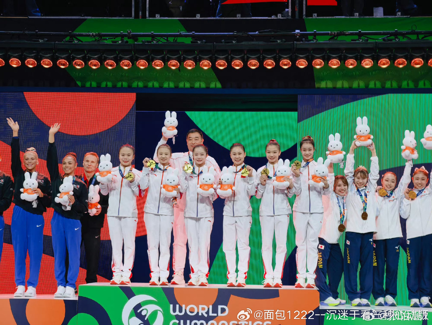 中国体操女团在鹿特丹世锦赛决赛中以165.764分、0.233分险胜终结美国队七连冠的成绩夺冠，这是自2006年后时隔20年再次站上世锦赛最高领奖台。  一、决赛战况：从落后到逆转夺冠- 跳马开局落后