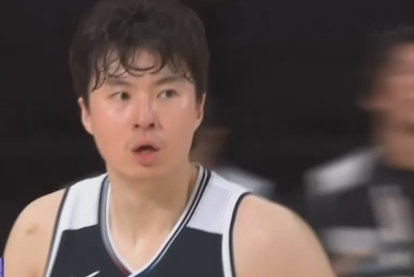 要不咱们派人去B联赛打球算了，亚运决赛狂砍27分18篮板的李贤重就是B联赛的总决赛MVP，是B联赛历史上第一位亚洲籍外援FMVP，算是把韩国的新时代持球大核给活生生练出来了。还造就了韩国第一对同时获得亚运会篮球金牌的母子，金贤重的母亲就获得过1990年北京亚运会的女篮金牌。
        B联赛实