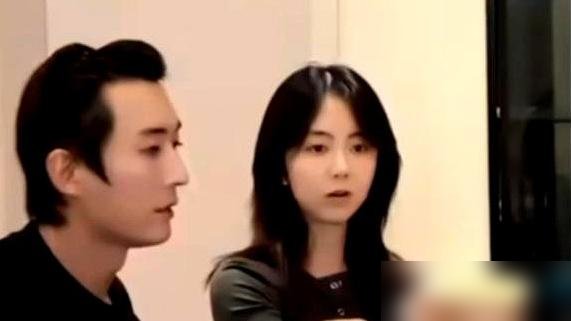 刘学义给全剧组留言，唯独跳过了谭松韵。
结果谭松韵反手就甩了个白眼表情包，一点没惯着。
这俩人在《兰香如故》剧组是出了名的互怼，采访跟说相声似的，谭松韵爆料刘学义给柱子设计戏份，说他又滑稽又可爱。拍戏几个月，刘学义天天带家常菜投喂全组，谭松韵自曝胖了三斤，杀青后再也不敢去他家。
点映礼上俩人又