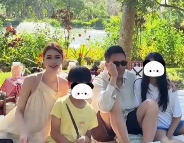 汪小菲巴厘岛全家福里，他搂着大女儿，马筱梅抱着弟弟，一家五口看着确实温馨。马筱梅是台湾茶商家庭的富二代，做过医美顾问，经济上不靠谁，跟汪小菲在一起三年，如今亲儿子有了，继子继女也带得顺手。很多人以为后妈难当，可我觉得，真正让这段关系稳住的，恰恰是她不图钱、不靠男人吃饭的底气。一个经济独立的女人，面对