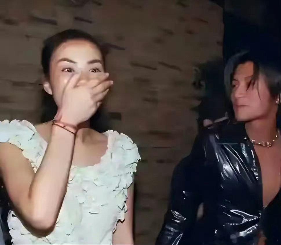 不演了，王菲和男🐢🍯关系引争议，谢霆锋摘下情侣手镯 爱的太卑微 ​