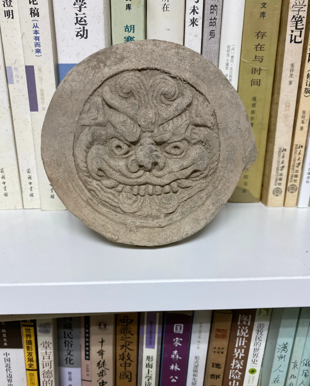 办公室书架上的老物件