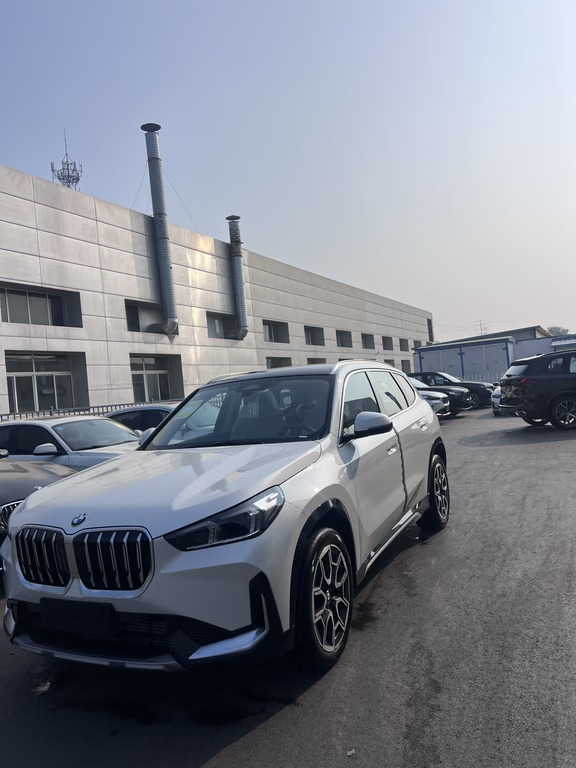 被这台白色宝马X1帅到了🚗