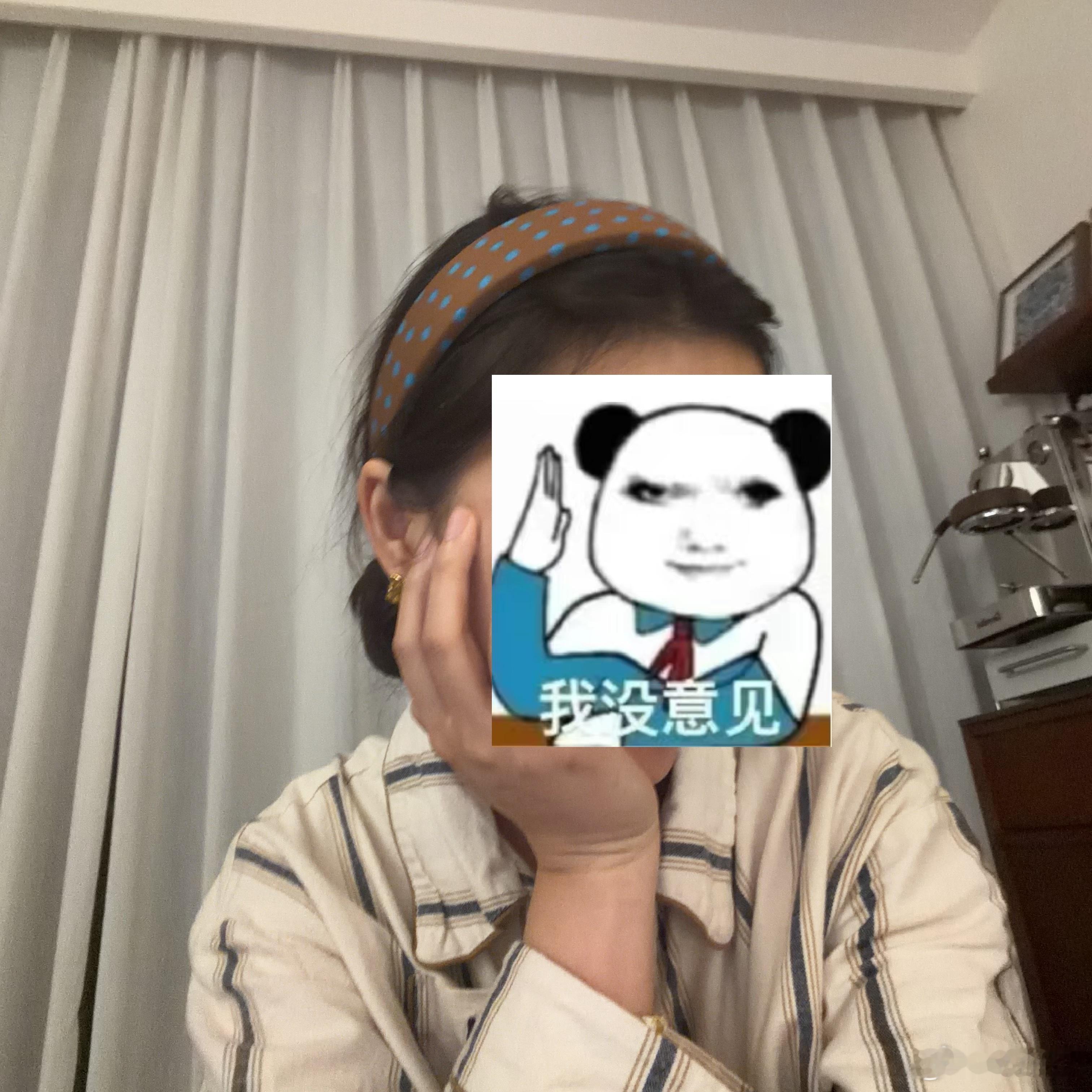 这个发箍，真的推荐！波点上头特别复古，棕色秋天搭配皮衣呀风衣呀，低调内敛，那个蓝色冬天搭配灰色大衣可好看了，特别有存在感！强烈推荐大家试试看，就算是买不到合适的发夹，你都可以试试它，这是唯二我带着不显脸大的头箍（另外一个是我当时全网姐妹帮我找的greenparty[捂嘴哭]） ​​​