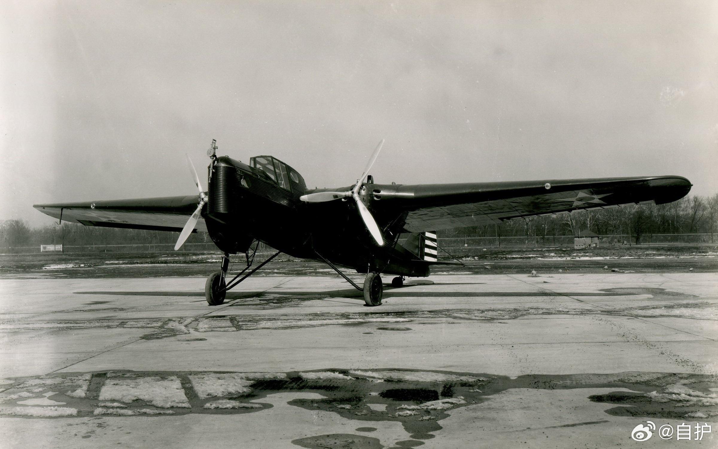 航空创作计划航空历史上的今天每天认识一件兵器 1930年10月20日，美国福克的O-27侦察机首飞。1929年6月，美国陆航向大西洋飞机公司（福克的美国子公司）下单研发新型双发单翼远程侦察机，并制造2架原型机。军方要求该机必须超越传统双翼机的飞行速度、更高的升限以及宽敞的内部空间，以便容纳多人机组和先进的无线电、照相侦察设备。大西洋公司拿出的方案是O-27，它的竞争对手有道格拉斯的Y1B-7。O-27采用高单翼悬臂式布局，宽大的机翼由木质结构打造，而机身则采用钢管焊接骨架，外覆织物蒙皮，机鼻部分使用了特殊的波纹金属板。两台液冷式柯蒂斯V-1570“征服者”V-12发动机被悬挂在主翼下方，主起落架可以完全折叠收入发动机舱后部。机组编制为三人，包括机鼻位置的无遮挡前沿观察员兼机枪手、中部的飞行员，以及机身中后部的后观察员兼无线电员，视野十分开阔。1930年10月20日，XO-27第一架原型机完成首飞。该机表现出了令人瞩目的速度优势，其最大时速轻松突破了160英里（后续改良中达到177英...