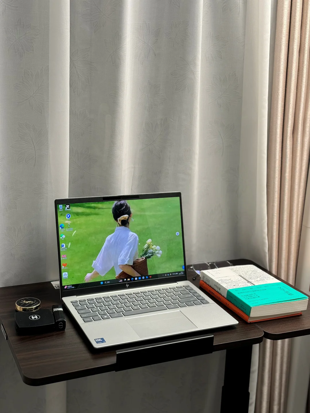 建议女孩子一定要尽量好好打扮自己。