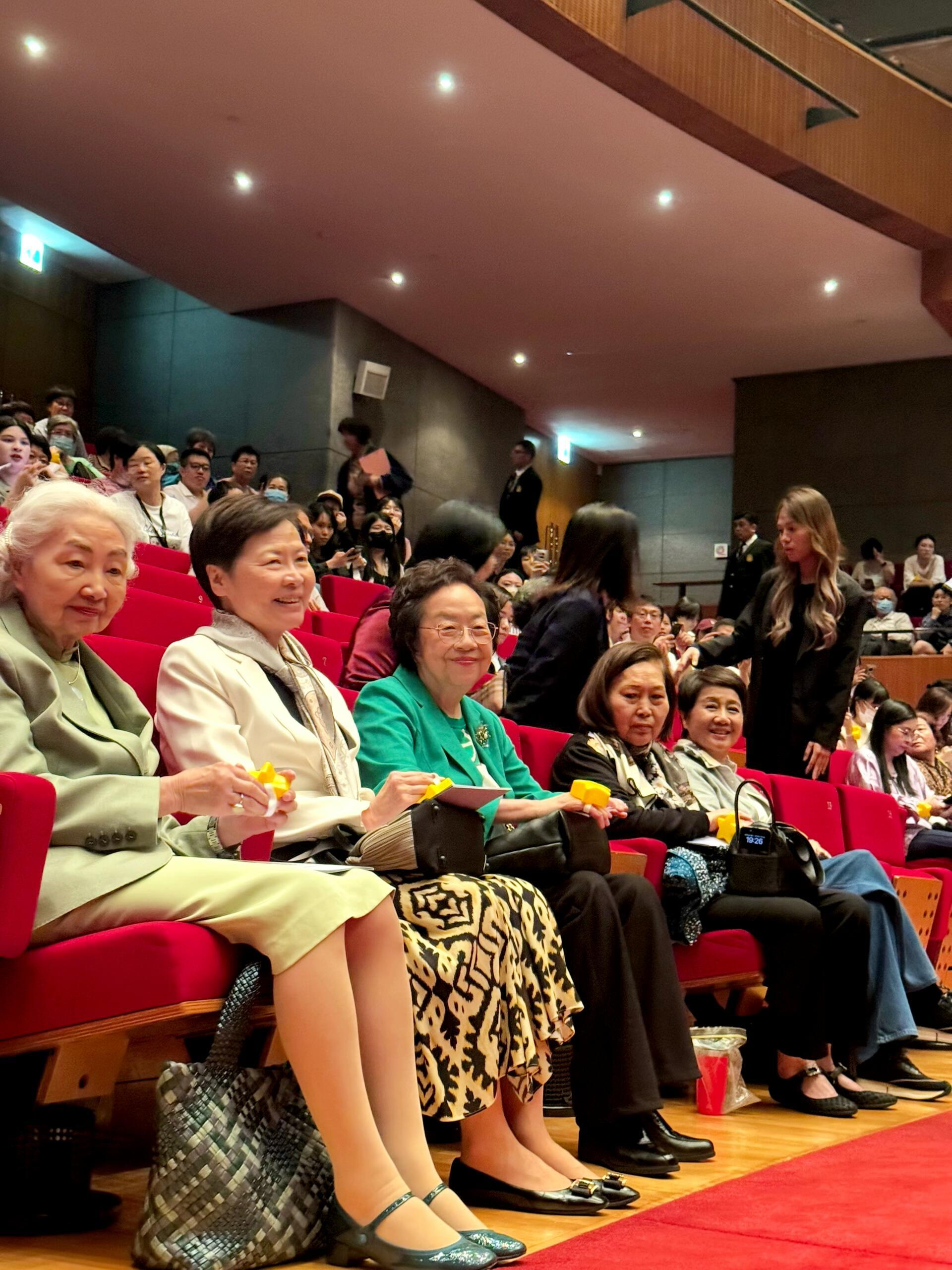 #陈丽君澳门演出现场名流聚集#
陈丽君 我的大观园 澳门场排面拉满
香港首任律政司司长 梁爱诗
前香港特别行政区行政长官 林郑月娥
澳门妇联总会永远会长 贺定一 
澳门立法会议员，何鸿燊四太 梁安琪
何鸿燊三太 陈婉珍   亲临现场观看陈丽君演绎《我的大观园》。一曲红楼，越剧传情，传统戏曲的魅力打 ​