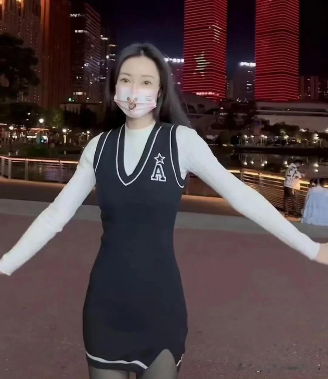 柳岩穿黑丝打扮清凉街头热舞，路人疑惑走过无人识 ​​​