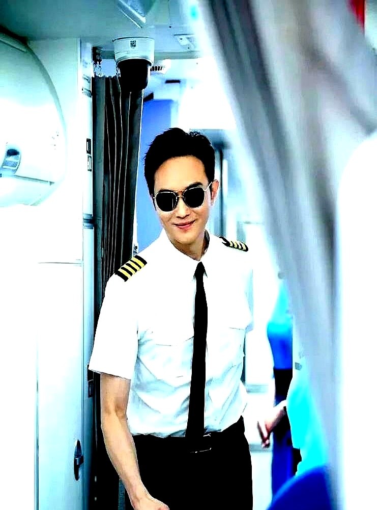 张智霖在节目里当面补刀：绝不买花，也不买包。

袁咏仪当场翻了个白眼，弹幕全在刷他是在危险边缘疯狂试探。

平时过日子也是这样。张智霖嘴欠说去买花，袁咏仪直接顶一句“让你回不了家”，张智霖还能笑嘻嘻回敬“回你个头”。一个嘴碎，一个脾气爆，镜头前镜头后都在拆对方的台。

比起那些在镜头前死命硬凹“我爱