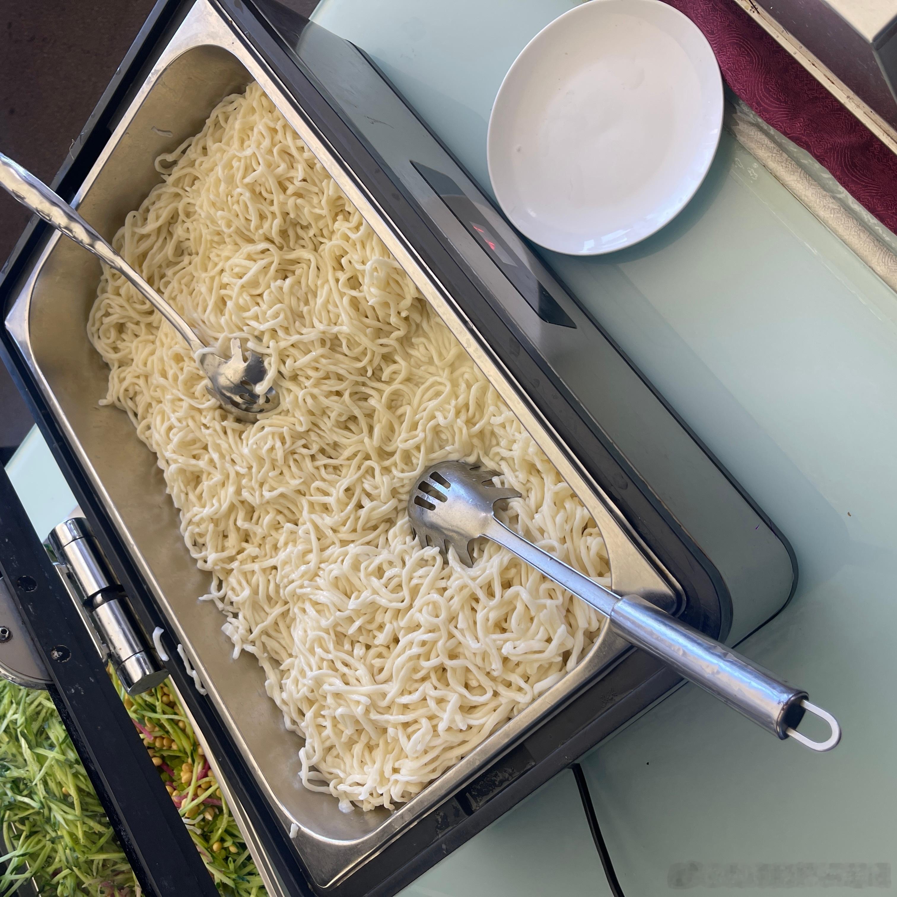 每日午餐 昨晚没吃面，中午食堂给补上了。 ​​​