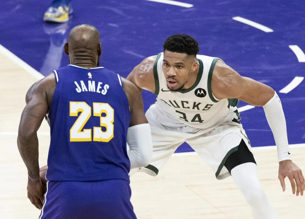 今年NBA休赛期东部动静挺大的，詹姆斯去了76人，字母哥去了热火，整个东部的争冠格局一下被推倒重来了。
其实我一直在看詹姆斯的新闻。
他都四十二岁了，这个年纪在NBA真的不可思议。
我刚才还在想，基德说詹姆斯去76人是夏天最大的变动，能直接把76人带成东部最强的队。
一个四十二岁的人，换个地方，全联