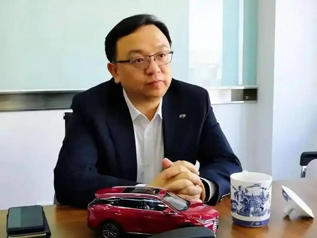 比亚迪总裁王传福说，他高中时回家要生活费时，他嫂子张秀菊，翻箱倒柜，兜里就几毛钱，嫂子一拍大腿，做出了一个让他怎么也想不到的事情。
 
王传福老家在安徽无为乡下，家里本就不宽裕。十三岁那年，父亲得病走了，才过两年，母亲积劳成疾也撒手人寰。
 
家里五个姐姐早早出嫁，最小的妹妹托付给远房亲戚抚养，偌大