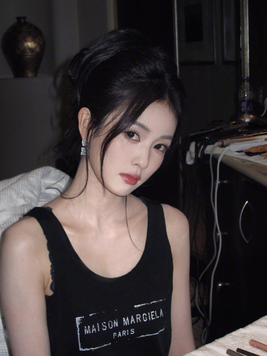 #白鹿[超话]#🦌  #白鹿开到荼蘼被挟持路透#🦌#白鹿王韵娜# 
黑色是永远的安全感。🖤​