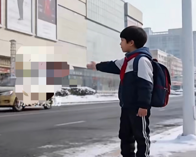 贵州，男孩晚上补课结束在路边打了一辆出租车回家，下车要付钱时却发现余额...