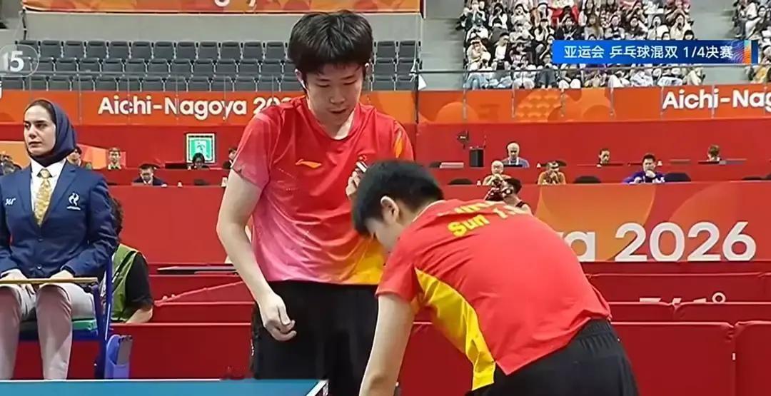 谁能想到，就在国乒男团遗憾丢掉八连冠、全网都在担忧队伍士气的时候，看台上的王励勤却在第二天露出了一抹难得的笑容

前一天的名古屋赛场气压极低，王楚钦苦战失利后神情落寞的画面，让多少球迷看得心里发堵

但紧接着的混双赛场上，莎头组合用一个硬气的3比0横扫了日本组合松岛辉空和张本美和，把笼罩在队伍头顶的