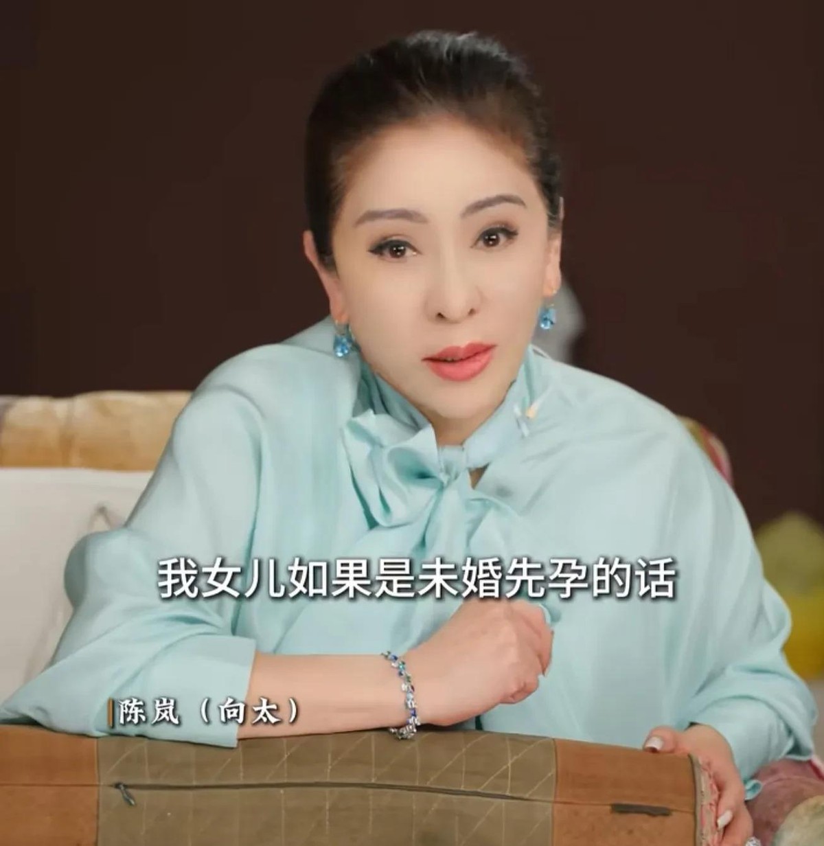 向太自曝当年和向华强刚在一起就怀了孕，一个人偷偷去打掉，整整瞒了他十年。她说那时候两人在一起时间太短，不想用一个孩子逼他结婚，更不想让孩子一出生就名不正言不顺。这话听着狠，可细想她当时处境，向华强还没和丁佩办完离婚，她若真生下来，孩子身份证上都要被标注，她自己也要被所有人看轻。所以她选择对自己下手，