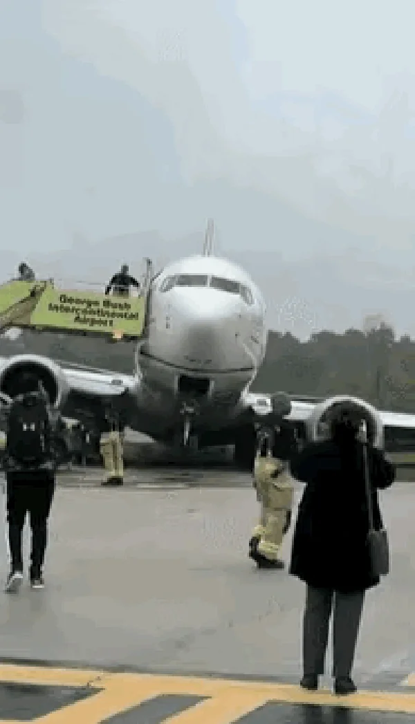 突发，一波音飞机冲出跑道！