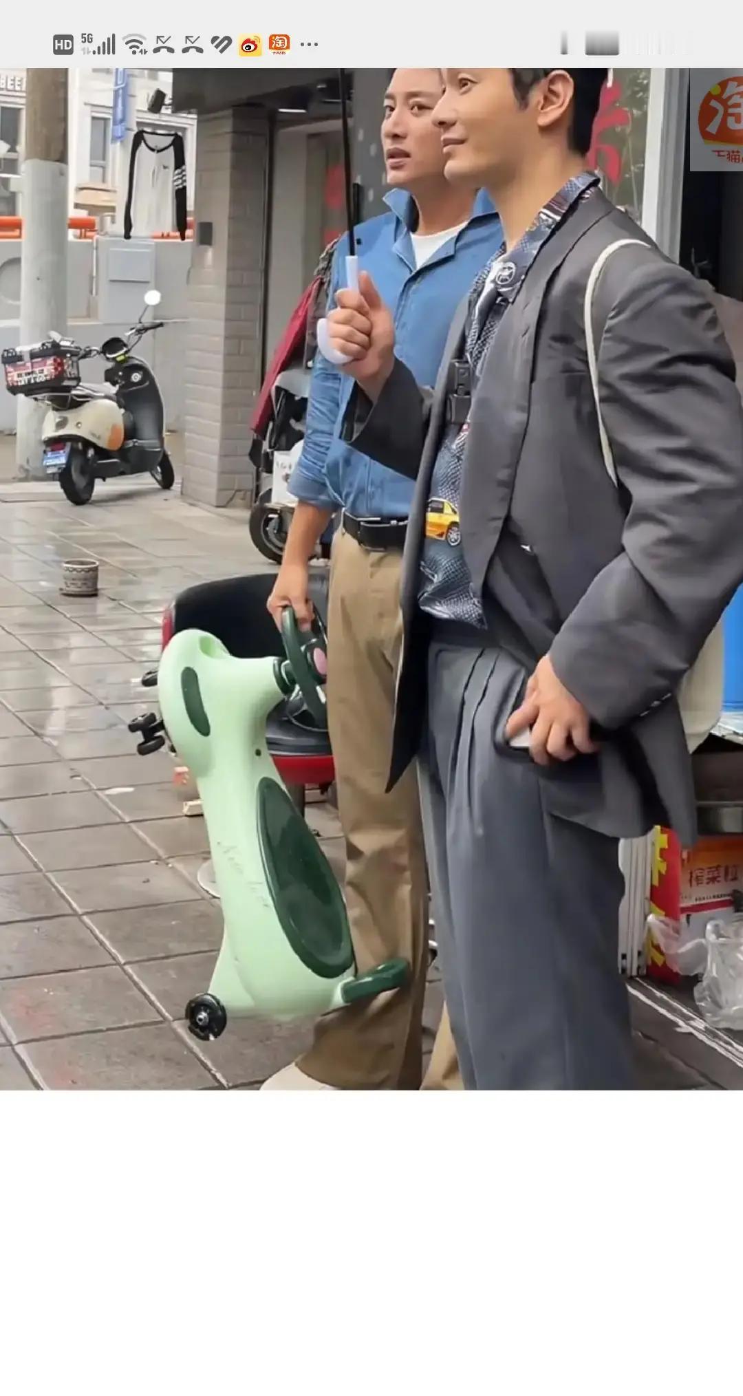 同样是轰轰烈烈离过婚的男明星，黄晓明和贾乃亮凑在一块，画面莫名透着点微妙。
黄晓明刚把手机摸出来，眼角余光瞥见贾乃亮往后头一站，手腕一抖立刻把手机揣回兜里。那动作快得像做贼，生怕被旁边人扫到屏幕一眼。
再看两人的行头，不知道是不是商量好的，衣服一件比一件宽大，料子还都带着褶子，站一块儿活像约好了