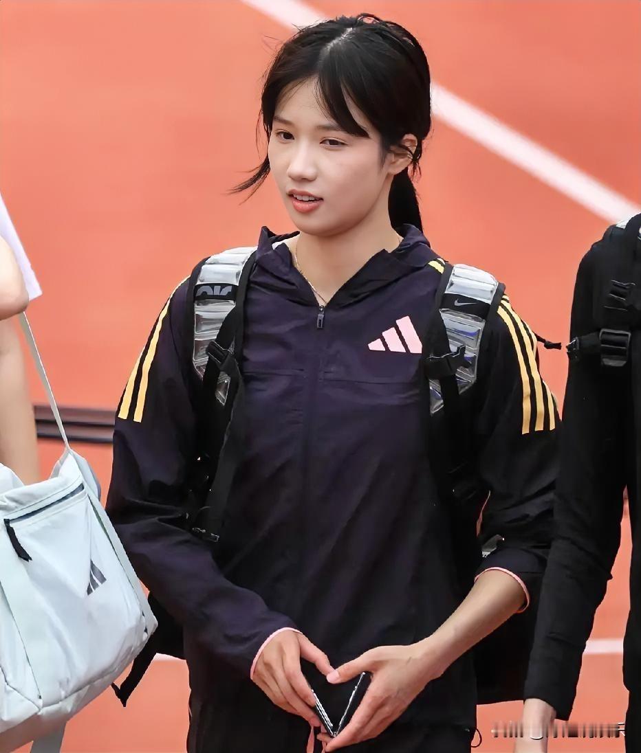 世界上怎么有这么优秀的人啊！  清华在读研究生，全运会跳高女子冠军，最...