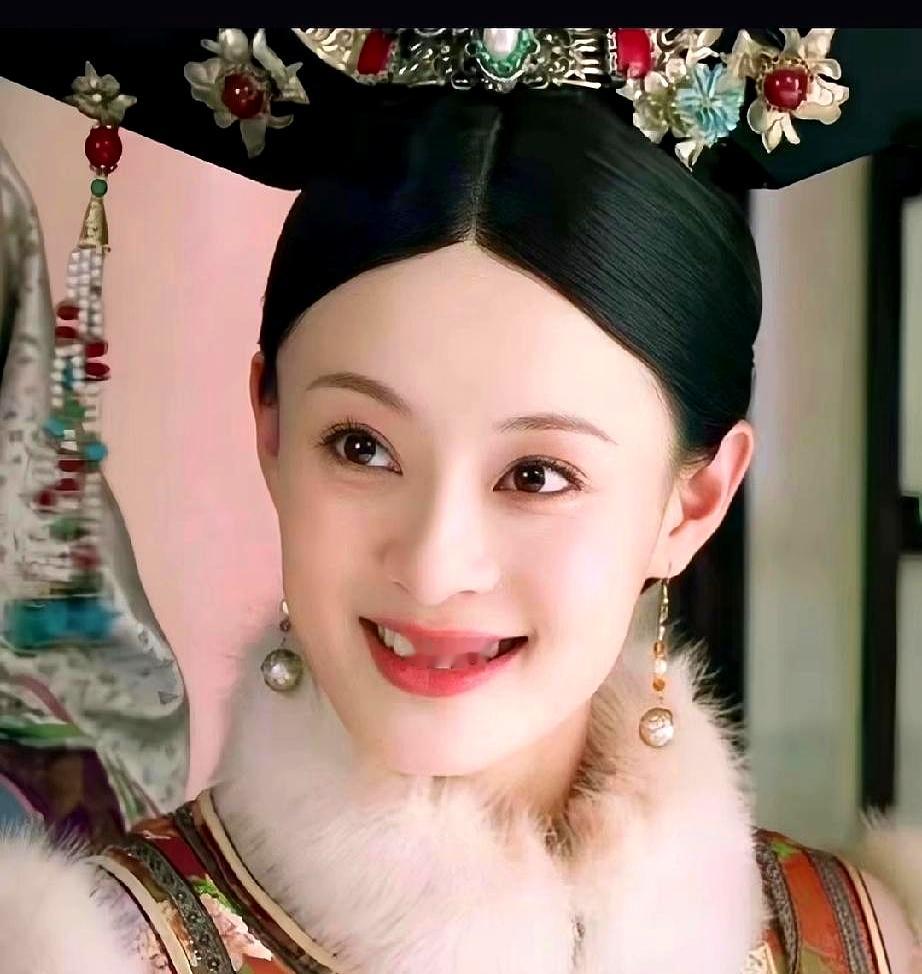 重看《甄嬛传》才发现，大家吹了十几年的“天选甄嬛”，最大功臣其实是幕后的配音演员季冠霖
 

孙俪演前期清纯机灵的碎玉轩小主确实合适，可一到了后期熹妃回宫，身板和骨相的短板全露出来了。全景镜头一拉，缺少历经生死的厚重，看着只有精明算计，撑不起王者归来的压迫感
 

要是把季冠霖的声音关掉看静音版，那
