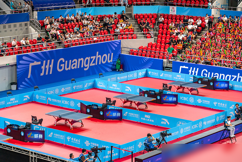 再骂一个。王皓没躲，掏出手机就拍，直接报警。
10月6日，WTT中国大满贯赛场外，国乒男队主教练被一群人追着骂。有人高喊林诗栋上一单，把亚运会排兵布阵的账，全算他头上。
骂声持续，王皓转身回了一句：再骂一个。然后举手机取证。他妻子闫博雅发了现场视频，配文：我不理解，竞技体育怎么就变这样了。
一