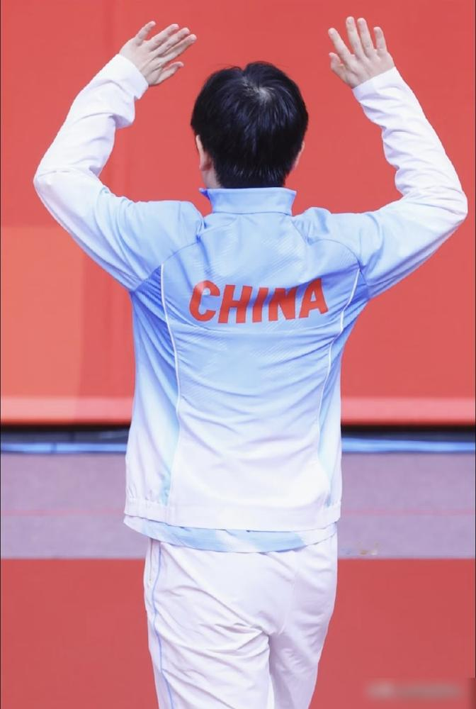 一句可能等不到5年后了，直接撕碎了孙颖莎的无敌滤镜。
9月27日的亚运女单决赛，王曼昱4比2拿下金牌。第六局两人硬拼到15比13，每一拍都让人喘不上气。
赛后莎莎笑着给自己打了90分。看客只顾着惋惜丢金，却不知道她腰底、脚踝全带着旧伤。整整52天没系统训练，还要三线连轴转。
打到最后，体能早就