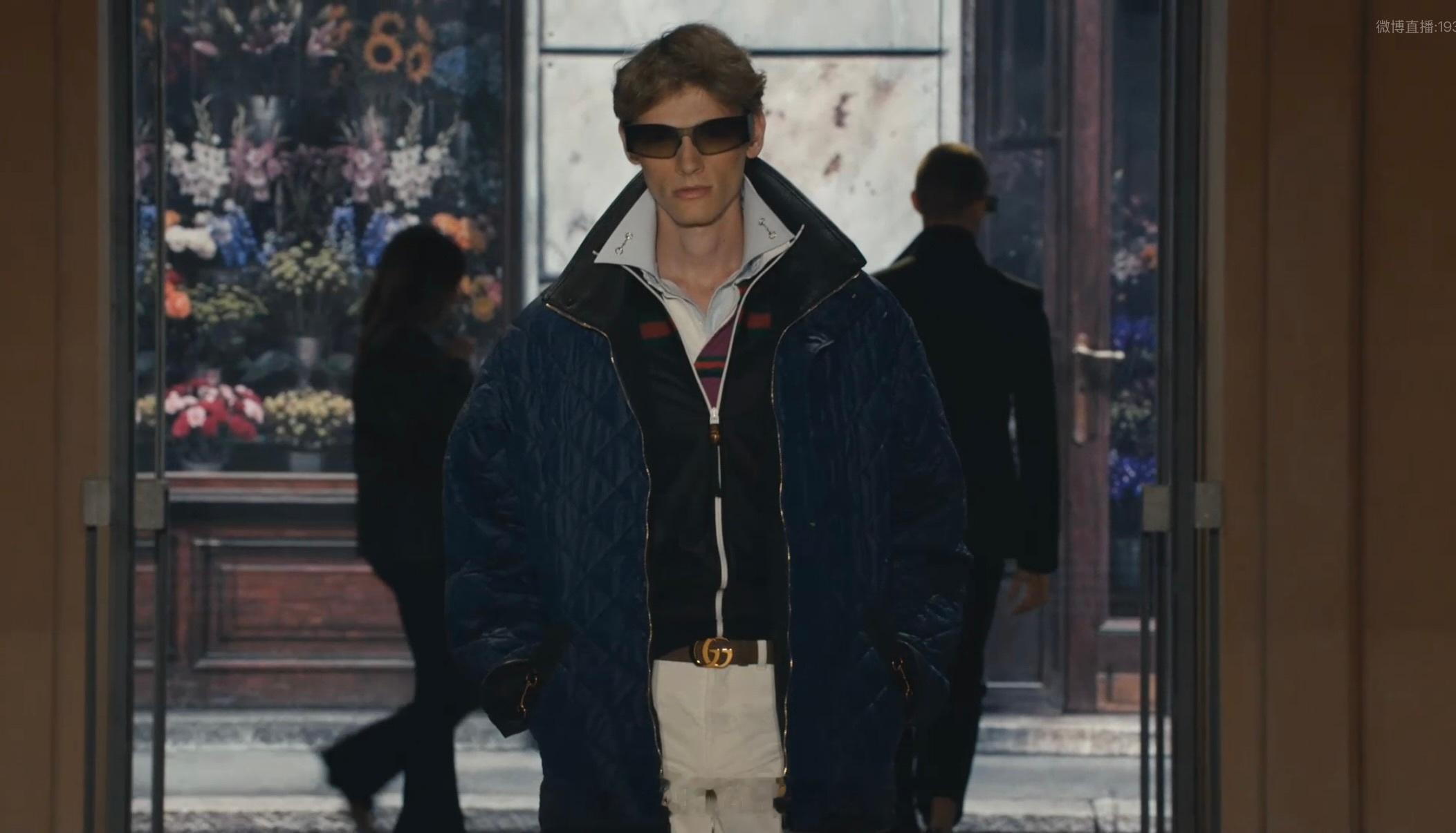 Gucci大秀回顾 回看米兰Gucci The Store Show，Demna继续书写属于Gucci的当代衣橱叙事。本次秀场将零售商店作为T台载体，消解高级时装与日常消费之间的距离。系列延续Primavera的实穿内核，用利落垫肩西装、垂坠感皮革单品重塑都市着装，Horsebit五金、重新演绎的Web织带等经典标识藏于细节，不是遥不可及的秀场服饰，而是可以融入日常场景的成衣。在保留品牌底蕴的同时，Demna正在构建更贴合当代生活方式的Gucci美学。
