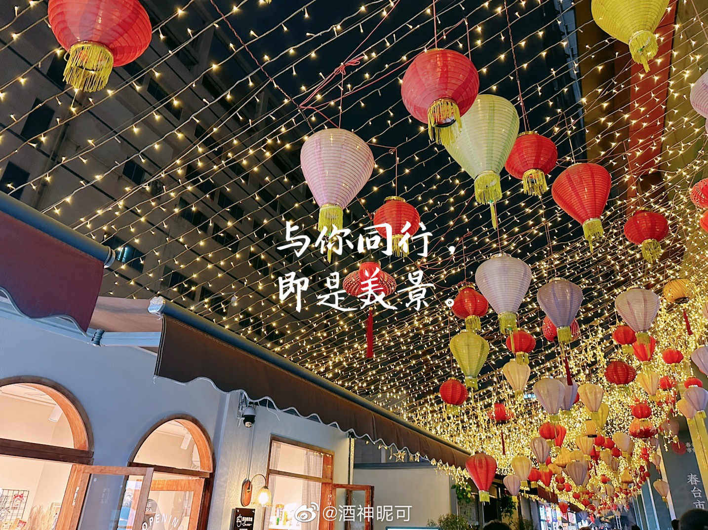早上7:30的飞机，5:00就得起，到现在还没睡，左思右想，还是想把这个小故事分享给大家。前段时间在成都突然想低碳出行骑自行车。从武侯区骑到春熙路，我可以轻松骑三个小时，一路毫不疲惫；但最终是气喘吁吁的一个小时到达了（因为和朋友约了时间准时见面）。沿途没顾上看什么风景，但是争取到了一个小时的时间。这一路的汗水，就是克服时间做的功。当时就想到，如果我可以骑的足够快，到光速，那就可以瞬间到春熙路吃上小吃了。而如果我们超过了光速，就可以穿梭回过去，而且是可以穿梭回过去，而且可以穿梭到过去任何一个时刻任何一个地方。（量子就可以哦）瞬间，相对论中，时间是新的一个坐标轴，就轻松物化了。之后就明白了哪怕有了汽车，田径精神为什么依然重要。因为所有的径赛运动都是在不断的努力通过我们有限的肉体，与时间在无止境竞争。而田赛，都是在无限的时间内，一次又一次与自己竞争。所以如果感觉很忙，很累，很辛苦，但还暂时没看到什么收获的话，你很有可能正在与一去不复返的时间做在做竞争，而这也是这世界上最难、但却最应该做的...