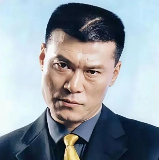 大家还记得这一位男演员吗？他是土生土长的河北省张家口市人，有着典型的北方汉子的独特气质，长相没有那么出挑，但他的演技好。

他在90年代出演过《白眉大侠》里的“白眉大侠”徐良，让人有印象，估计看过这部片的人现在都有45岁以上的吧，能认出他吗？