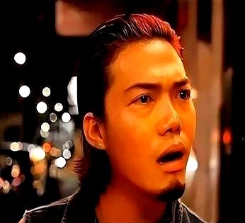 1996年刘伟强拍《古惑仔》，山鸡原定金城武，陈小春连名单都没进。

同组合的朱永棠演巢皮、谢天华演大天二，刚拿了金像男配的陈小春却被直接跳过。换别人早就端着面子生闷气，他转头找许愿说“我也想演”，硬把自己的名字填了进去。

把金像奖揣兜里去抢个小混混演，他不嫌掉价。

镜头永远不会自己转过来。要是