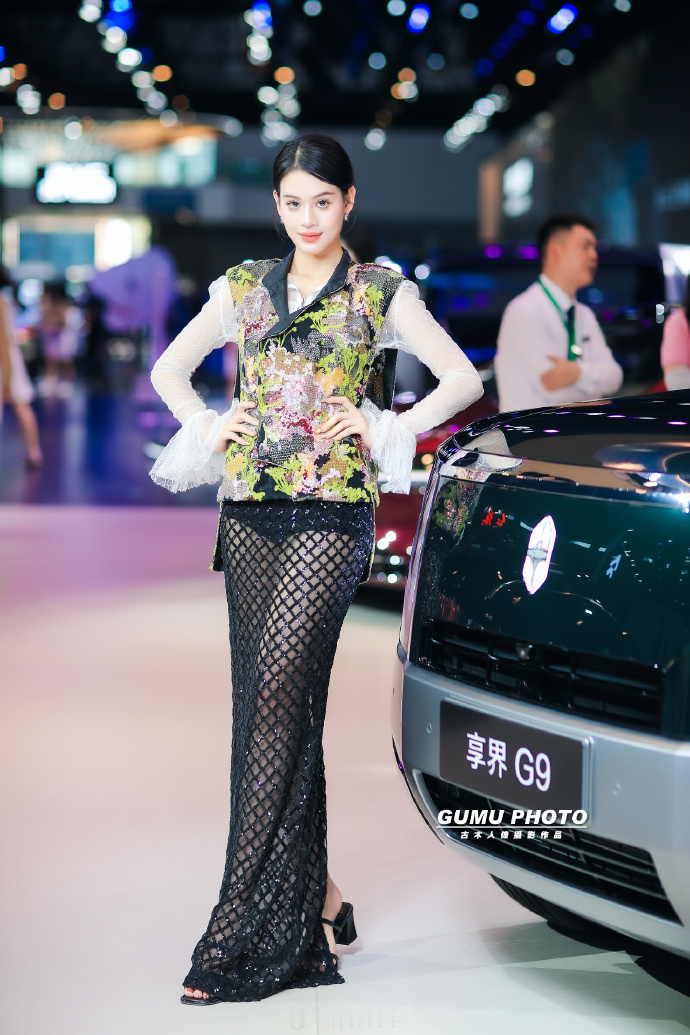 2026成都国际车展北汽展台模特，先不说车好不好，模特姐姐必须满分。

这身材比例真的趋于完美。

享界G9的高级感烘托的非常好！