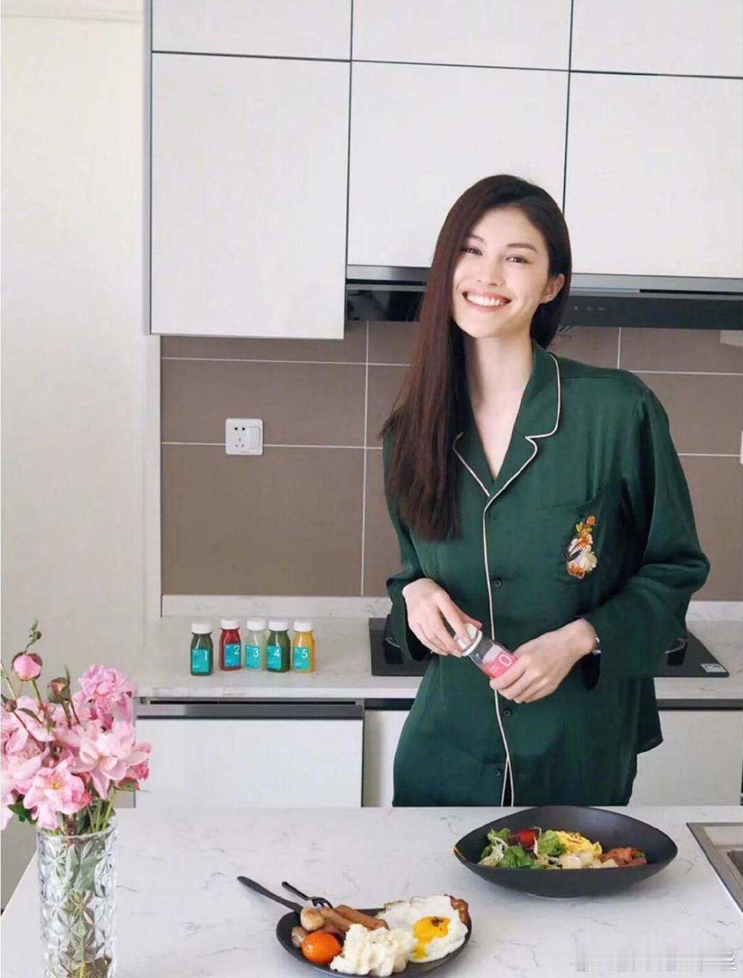 何穗的别墅内景曝光，全屋简约高级风，这才是真正的顶级审美！ ​