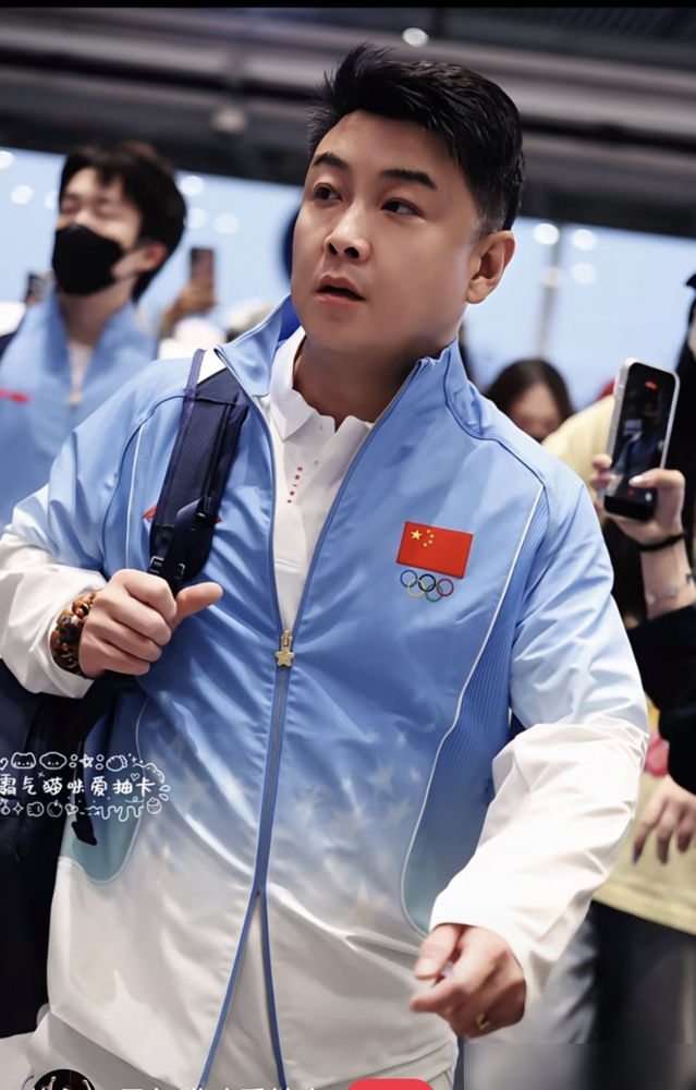 记住这个反差：奥运会冠军，住进了集装箱。名古屋这次亚运会，没建运动员村，省钱省出新高度。游轮加铁皮箱子，拼出了一个海上亚运村。国乒这次去，住的是歌诗达赛琳娜号，290米，1500间房，听着挺唬人。可船靠岸了，媒体连门都不让进。另一边更绝，韩国男篮住集装箱，洗手盆漏水，床长1米95，两米多的球员腿都伸