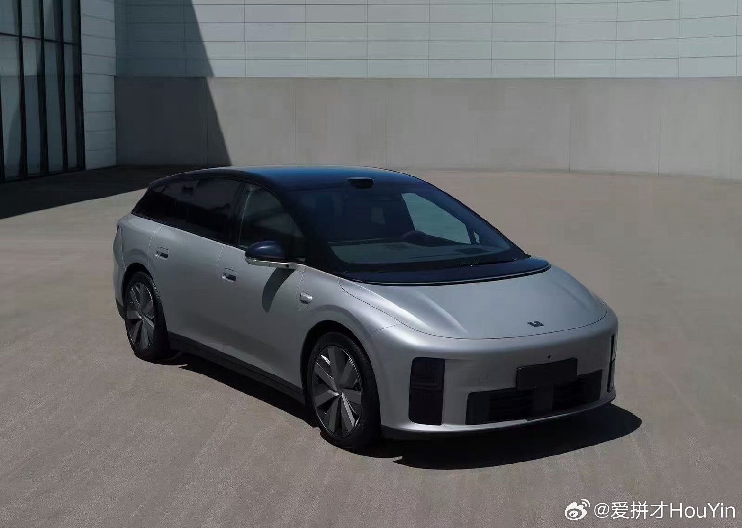 2026款i6上工信部
能看到最大的区别是
1.26款理想全系半隐藏门把手
2.侧后向激光雷达说明有具身智能马赫套装
3.电池为理想自研电池以及中创新航电池

内部的一些区别咱们等官方发
我就不说了[doge]

#理想i6# ​