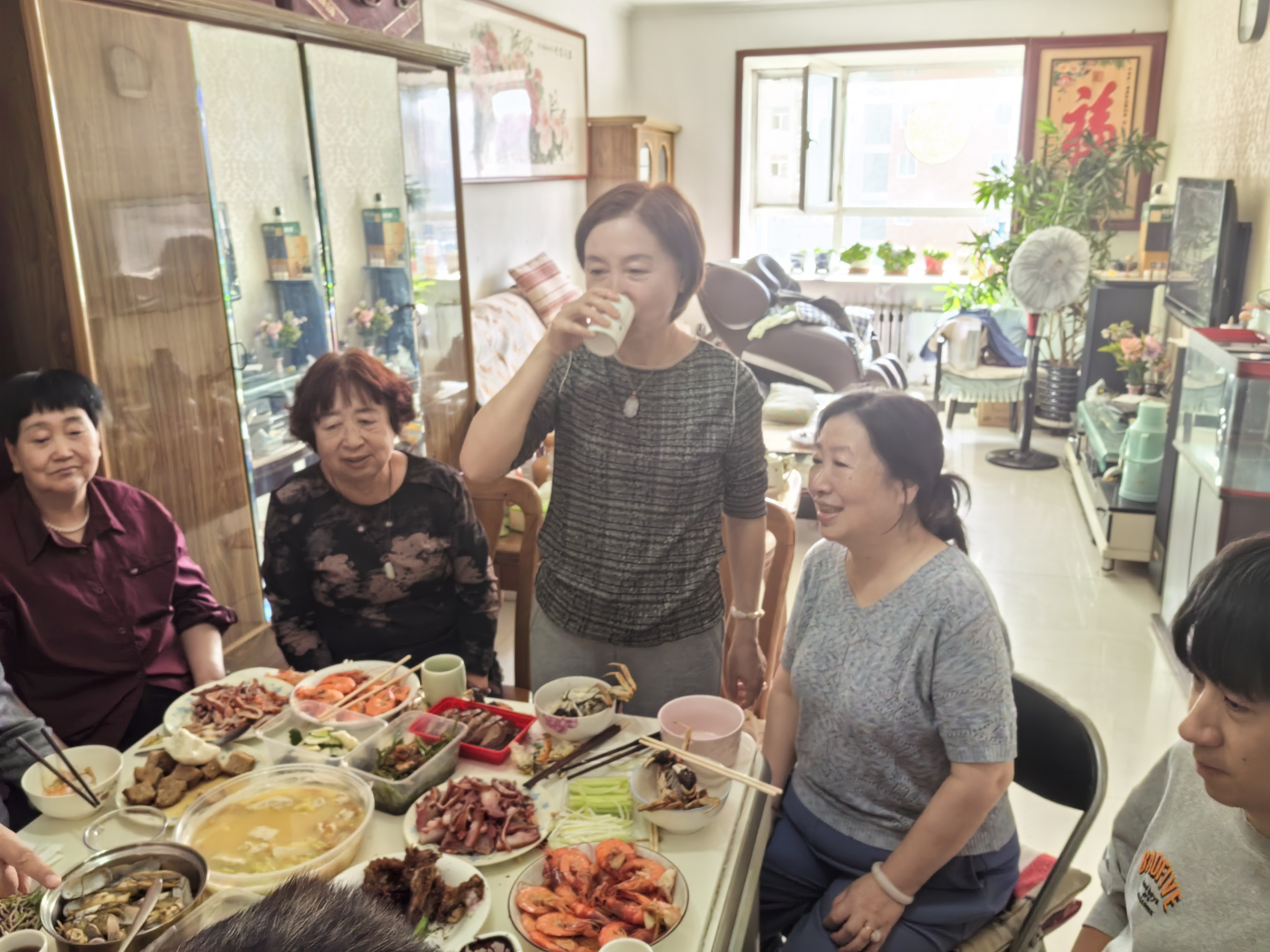 今天北京的博士侄女要回来，她要来探望我痴呆的大哥。也是我们一大家子同大哥欢聚一堂