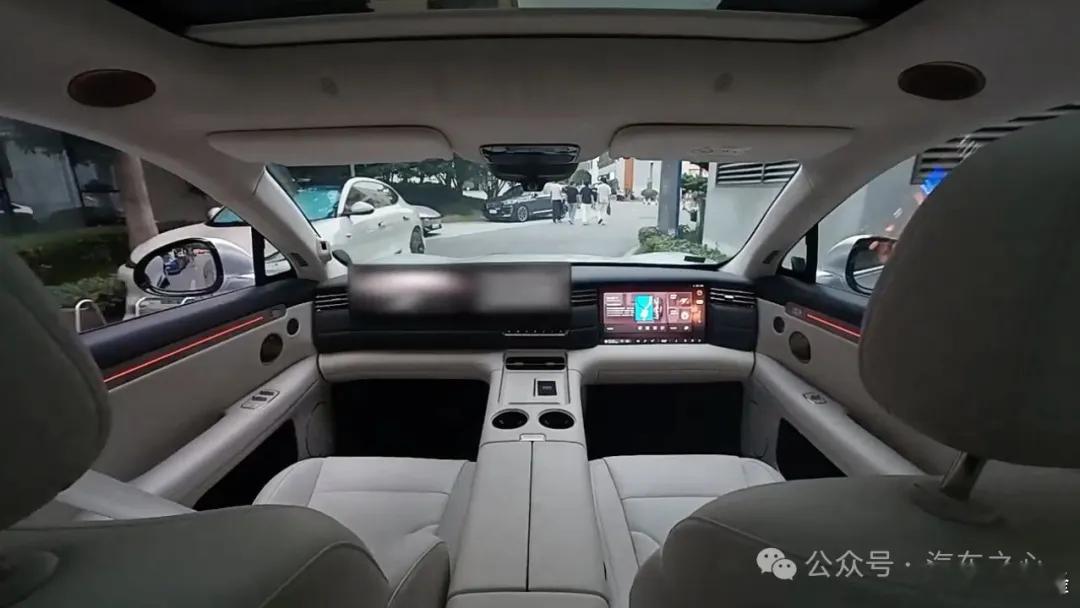 自动驾驶之后，汽车终于可以不再像汽车

摘自苏佳灵 汽车之心

特斯拉 Cybercab 最引人注目的，或许不是蝴蝶门，也不是双座布局，而是一个看起来「不像汽车」的细节：没有方向盘、油门刹车踏板、外后视镜。

更准确地说，它从产品设计之初，就没有给驾驶员留下位置。

从 Robotaxi，到 Robovan、Robotr ​