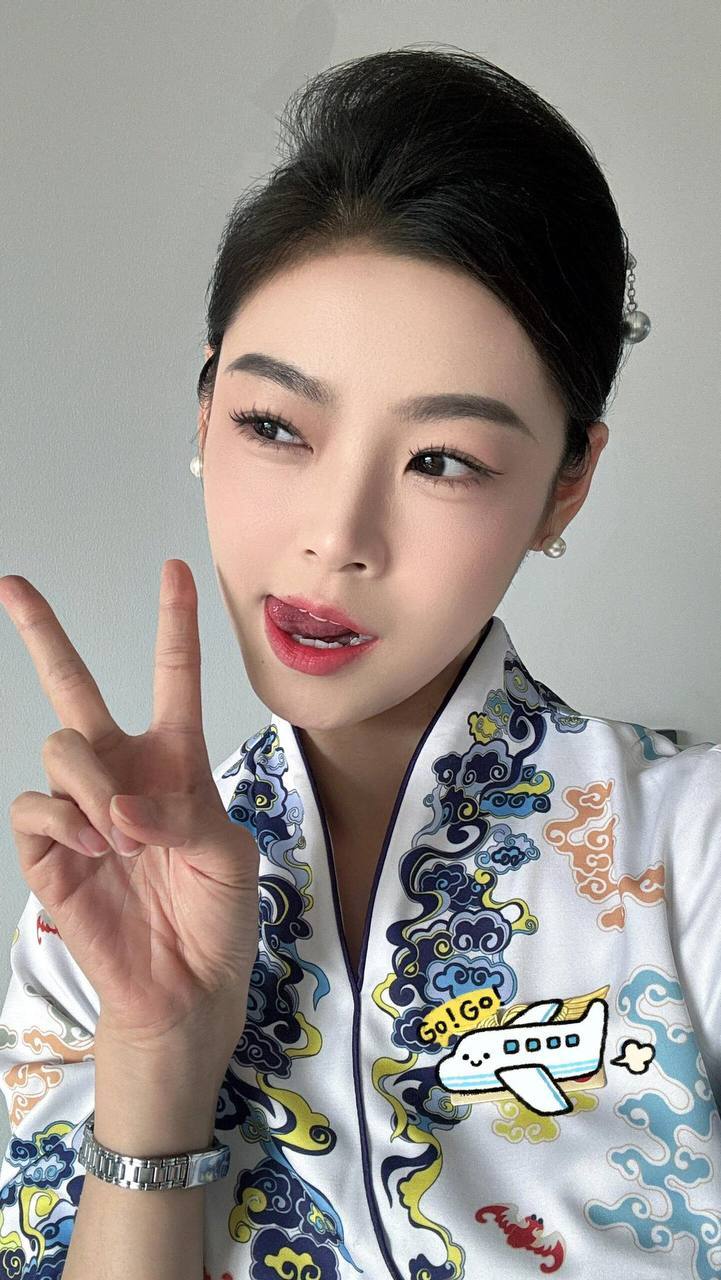 本诗文由AI生成（需要进群的请留言安排）

尾盘私房菜：

长云破雾贯西东，
城阙雄关映苍穹。
科星直上九霄外，
技驭鲲鹏御大风。

需要进一步解读诗文请联系博主：gaodian77167732 ​​​
