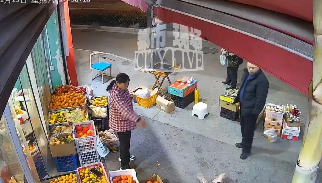 上海一90多岁老太，拿着几个西红柿到一水果店，说质量不好，非要退货退款...