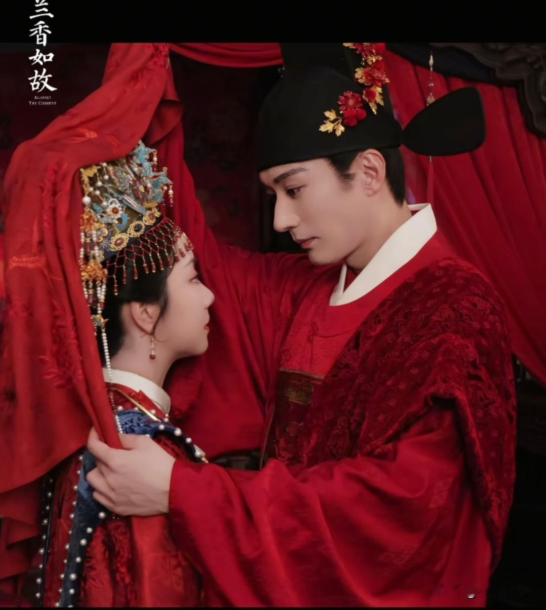 兰香如故｜今夜林府大婚！满堂红绸，却是一场身不由己的喜事

今夜，林府张灯结彩，红绸挂满庭院，锣鼓喧天，林锦岐与许兰香的大婚如约而至。
 
可这场普天之下圣旨赐下的婚事，满府喜庆，唯独新郎一人满心欢喜，其他人全是万般煎熬。
 
先帝驾崩，朝堂动荡，林锦岐护太子回京立下大功，以军功求来赐婚圣旨。
圣旨