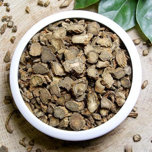 甘肃公布5起药品违法典型案例【甘肃近日曝光销售虫蛀劣药被罚万元案例】近日，甘肃省药监局公布的典型违法案例显示，陇南市成县某医药销售有限公司药斗柜内存放的炒苦杏仁、炒山核桃仁存在严重虫蛀问题，药品表面可见明显虫洞、粘连痕迹，经认定属于劣药，违反《中华人民共和国药品管理法》第九十八条禁止销售劣药的规定，被依法没收全部涉案劣药并处1万元行政处罚。药品储存养护是保障质量的重要环节，虫蛀、霉变等问题直接影响药效与安全，该案例反映出部分企业日常管理松懈、质量把控缺位。自“清源”巩固提升行动开展以来，全省各级药品监管部门聚焦药品储存养护等关键环节加大检查力度，精准排查风险隐患，此次集中曝光旨在倒逼经营主体落实质量管理责任，规范药品储存养护流程，杜绝劣药流入市场，切实守护群众用药安全的“最后一米”。（via:观澜新闻）同城热点创作计划甘肃未来三天多地有小雨或雨夹雪 （网络图片）