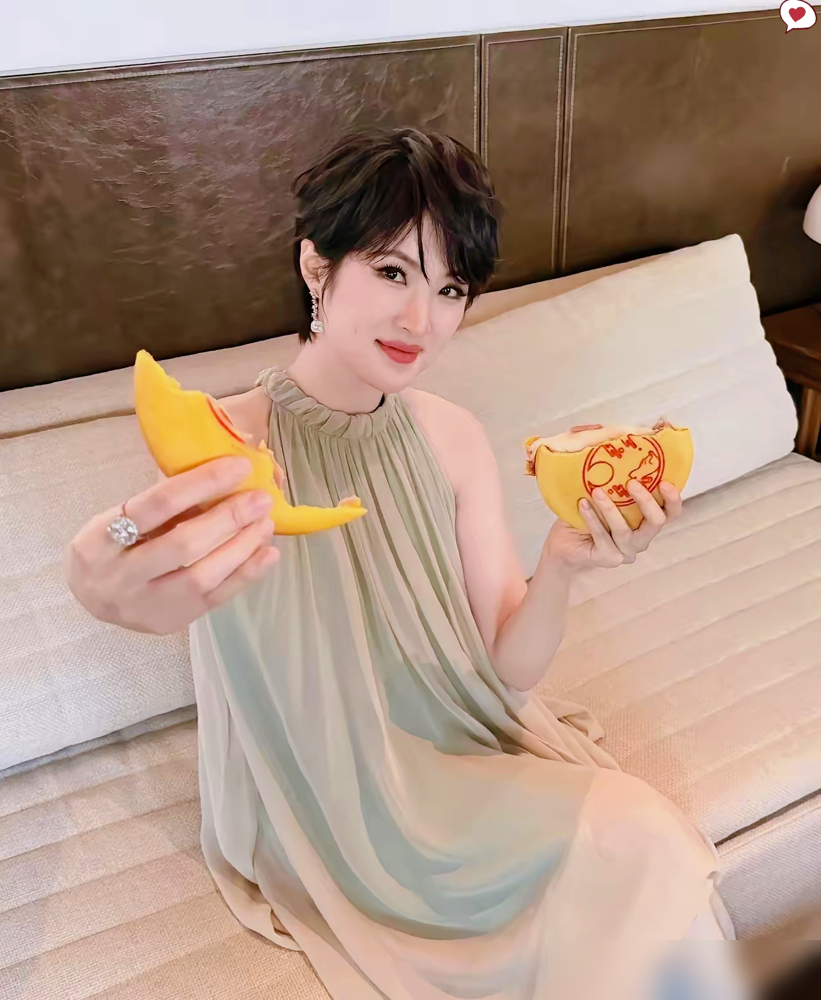 姚安娜晒了张左手无名指戴钻戒的照片，评论区居然没人骂。
搁两年前，这画面想都不敢想。《猎冰》里她举枪像做广播体操，全网群嘲资源咖，编剧汪海林点名说没天赋，导演高群书出来护犊子也只敢说及格。
结果《老舅》里客串个美容院老板，台词一句其实我家也不差钱，弹幕直接炸了。不是演的，是本色。富家女演富家女，