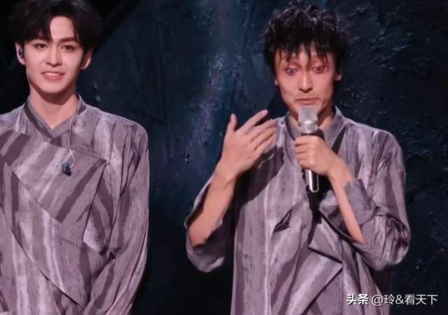 王传君哽咽留白：最痛的怀念从不需要点名

这次《披荆斩棘》后台的半句话哽咽，没点名没卖惨，却让全网瞬间读懂他藏了快十年的惦念。

当年王传君在纽约拍戏没赶上乔任梁最后一面，之后短短三个月又痛失母亲，接连的打击让他几乎从不在公开场合主动提这位旧友的名字，连当年悼念的长文都没公开博眼球。

这次《野人》