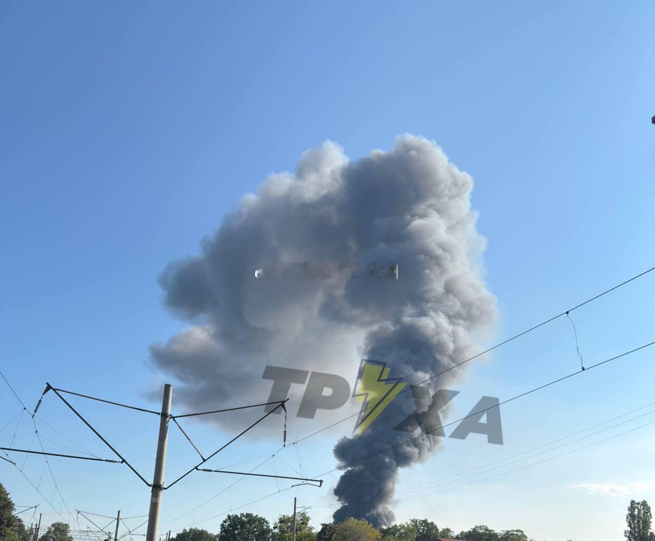 各地发生💥，包括敖德萨、基洛夫格勒、哈尔科夫地区、基辅地区的格列瓦哈以及基辅市本身。

此外，有报道称，在布罗瓦尔地区，在💥发生后升起了一股巨大的浓烟。俄方袭击了工业设施。居民被要求关闭窗户。

欢迎加入:

#俄乌局势新进展##尼泊尔2人被困9天获救现场一片欢呼# ​