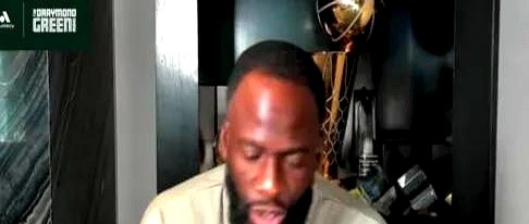 37胜45负附加赛出局，全联盟都在等金州勇士散伙。

追梦格林坐在媒体席，没摔战术板，反而咧了下嘴：这感觉太熟了。十年前他和库里、克莱刚出头，天天被人指着鼻子骂软蛋。后来发生的事大家都知道了。别人越把他们往死里踩，这帮人反击得越狠。

上赛季的烂账已经被他们揉碎扔进垃圾桶。新赛季的哨还没吹，更衣室先