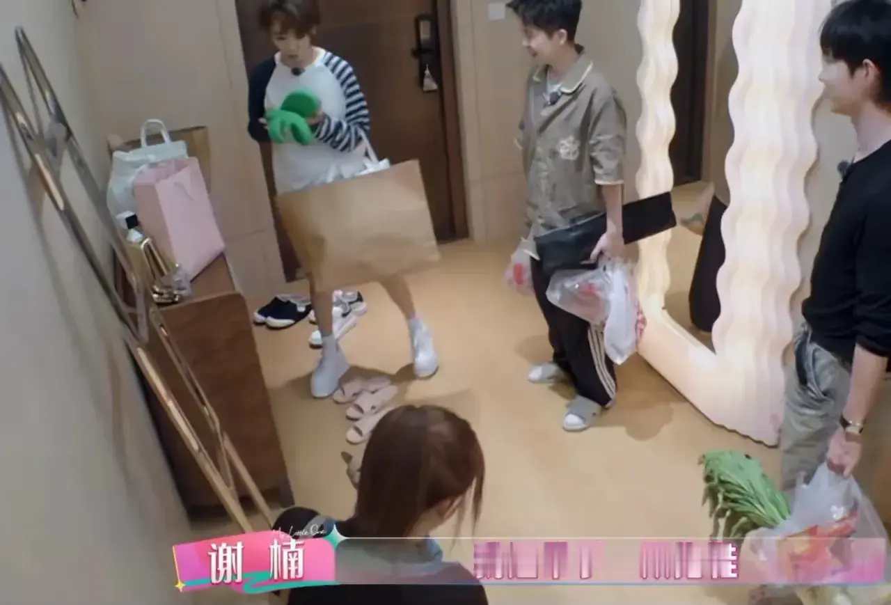 谢楠和黄新淳到陈妍希家里做客，陈妍希拿拖鞋给俩人换的时候，谢楠却从自己的袋子里掏出了一双拖鞋，黄新淳很震惊：“你这么细节？”谢楠连忙解释：“因为她家拖鞋都好矮，我来过好几次，我说要放一双拖鞋在她家。”

看完这个小片段，真的被谢楠的分寸感狠狠圈粉。真正有修养的人，从来都体现在不起眼的小事里。

我们