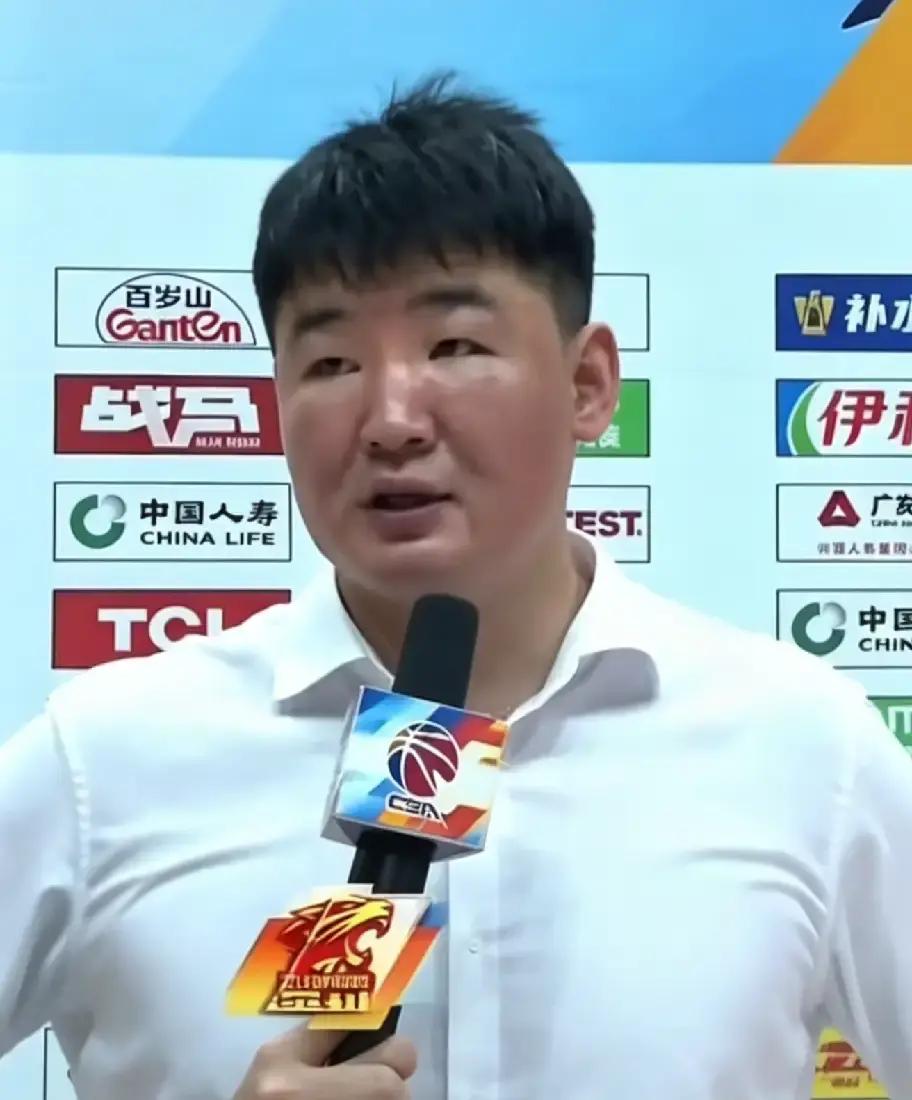 深圳男篮管理层这套迷之操作，真叫人摸不着头脑，同一种亏他们偏偏要吃两次。
刚退役或者还在阵中的功勋老将，转头直接顶上一线队主教练，这种剧本听着挺热血，可赛场哪有那么多情怀可讲？
之前周鹏毫无临场执教经验直接被推上位，带队打得有多拧巴，看球的心里都有一杆秤。
结果兜兜转转，教鞭如今又交到了顾全手